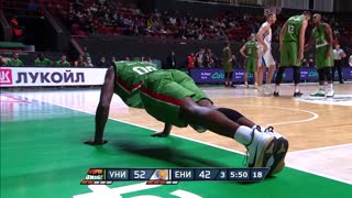 Алан Уильямс и Джон Браун отжимаются во время матча