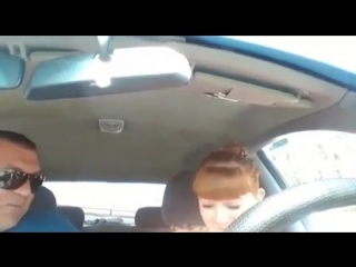 Ищет заднюю передачу))