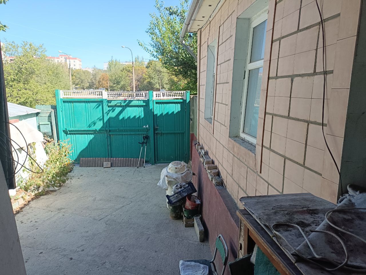 Продается дом р-н кв. Дзержинского, общ. пл. 65 кв.м., новая крыша, высокие потолки, 3 комнаты. Цена 5 300 000 руб. Состояние жилое, отопление котел, газовая колонка, окна м/пл., удобства в доме, вся мебель, холодильник, стиральная машина, гараж, хоз постройки. Участок 3,5 сотки (приват). . Тел.: +79591991665...