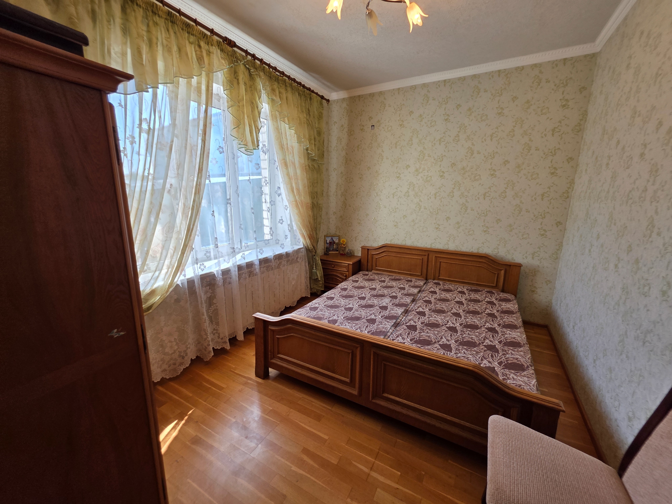 Дом 200м2 р-н пер. Ракетный, Артемовский р-н, г. Луганск Продам дом 200м2 район пер. Ракетный, Артемовский р-н, г. Луганск. Дом в два этажа. - Материал стен - кирпич. - 1й этаж - Холл, кухня, с/у, котельная, гараж. - 2й этаж - 4 жилых комнаты, с/у, балкон. - Подвальный/цокольный этаж. Отопление двухконтурный ...