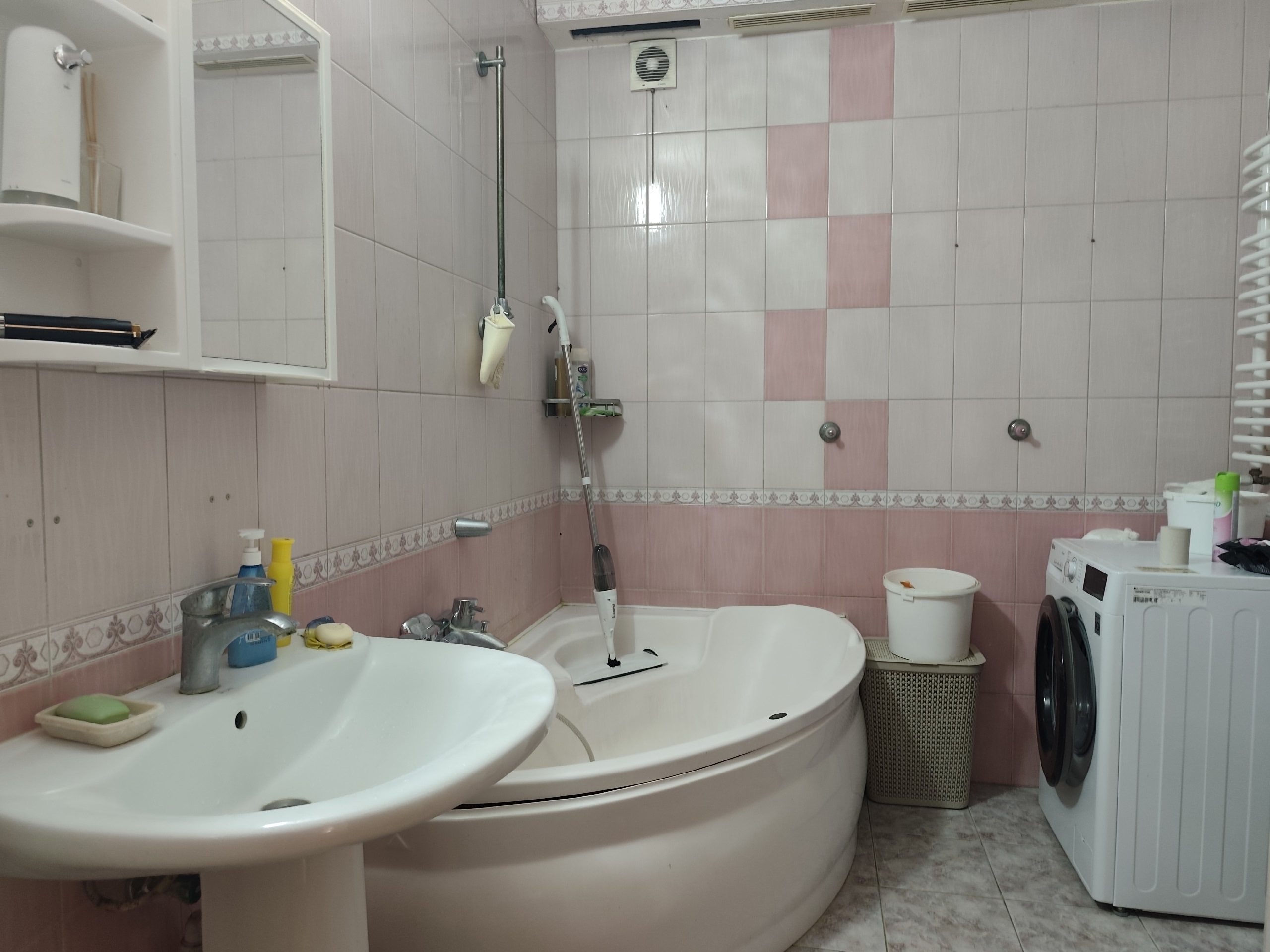 Продам уютный дом с хорошим современным ремонтом 90 КВ м . Район ленинский соторгового и ресторана Колхети. Участок11 соток неприват 10000000 тел. +79595847566.+79591901505