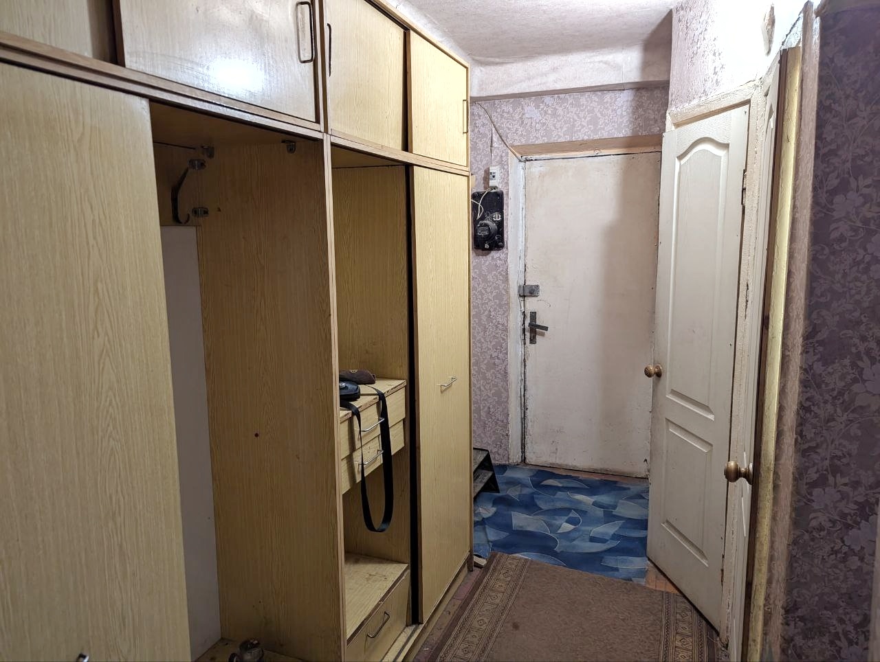 Продам 4х КОМНАТНУЮ квартиру Собственник 1/5 этаж, ул Гмыри, Алчевск, р-н Столицы, 7 школы Удобное местоположение, 2,7 млн р Окна пластик Никто не прописан, квартира без долгов и обременений, 1 взрослый собственник, документы РФ Обращаться по номеру 8 959 201-76-17...