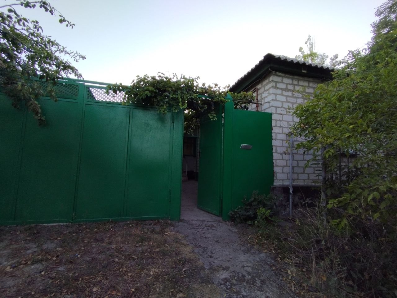 Продам дом на ул. Щербакова (кв. Молодёжный) Жовтневый район общ. 78 кв. м. 4 комнаты , 1 проходная. Обложен кирпичом, фундамент дикарь, двухконтурный...