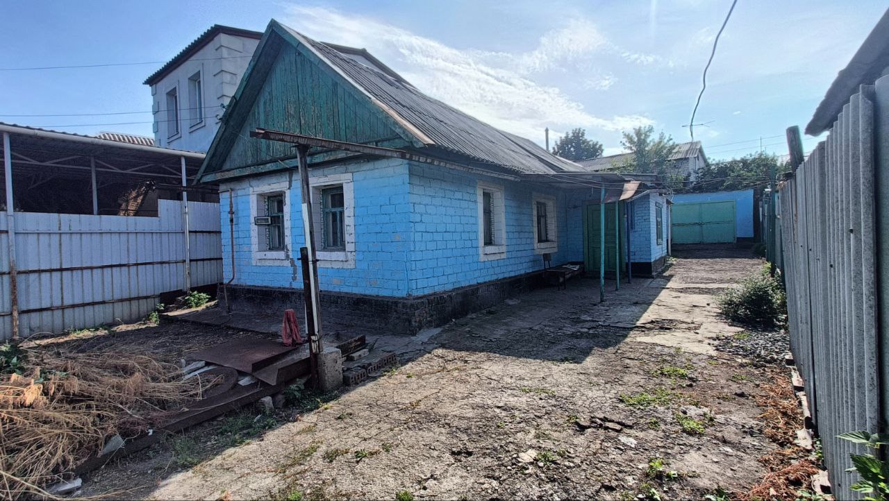 ‼Продам дом ул. Проездная! Частный сектор между остановками Филатова и Магистральная. Общая площадь 48 кв.м., 3 комнаты, 2 изолированные, отопление котёл, есть погреб. Дом облицован кирпичом. Участок 3 сотки не приват. На участке гараж, хоз. постройка для хранения, сливная яма.Цена: 2 500 000₽. Тел:+795980123...