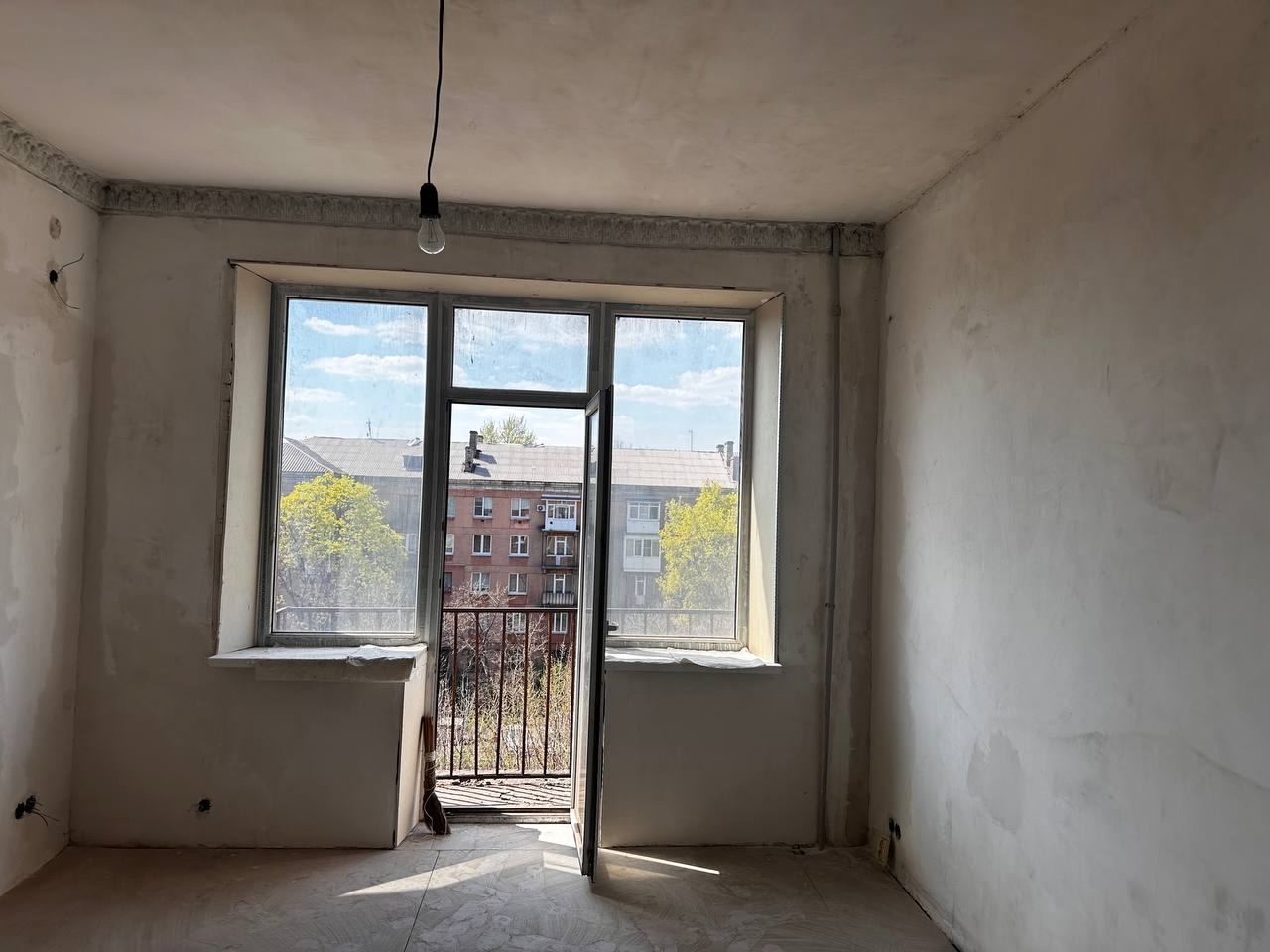 🏠 ПРОДАЕТСЯ 2-КОМНАТНАЯ КВАРТИРА В АЛЧЕВСКЕ 📍 Расположение ул. Белинского, за кинотеатром «Мир» ✅ Остановки, магазины, университет, проспект – всё в шаговой доступности. ✅ Ухоженный двор с парковочными местами. 🔍 О квартире Общая площадь: 59,1 кв.м. Кухня: 8,4 кв.м. – просторная и функциональная. Этаж: 5/5 – ...