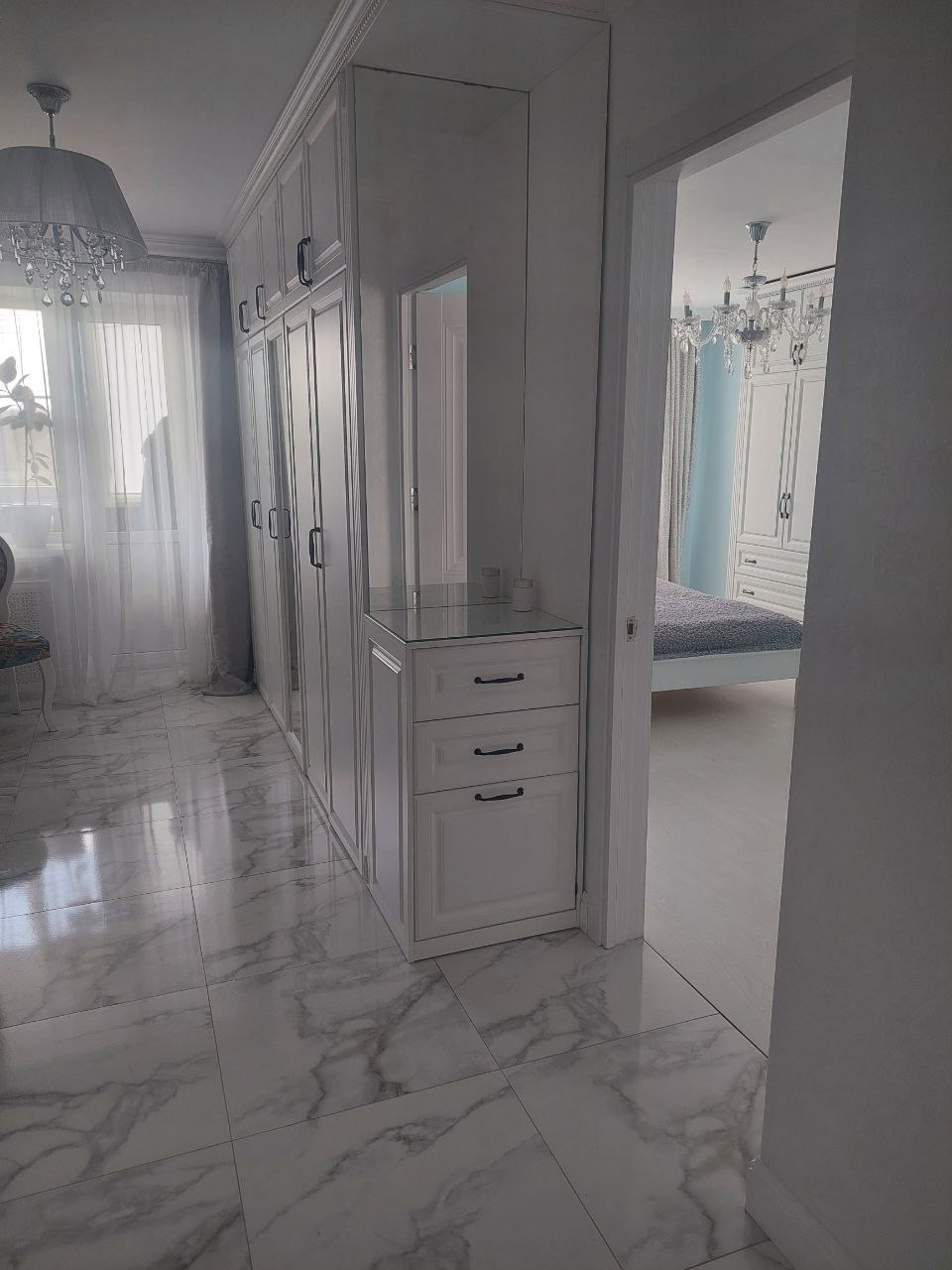 ❗❗ Продаётся элитная 3-комнатная квартира в Алчевске 📍 ул. Ленина (кирпичный дом спецпроекта, 4/5 этаж) 🔥 Эксклюзивные характеристики: ✔ Общая площадь: 83 м² с авторской перепланировкой ✔ Ремонт: премиум-класса с дорогими материалами ✔ Балконы: Кухонный балкон с насосной станцией (750 л) Просторная лоджия в с...