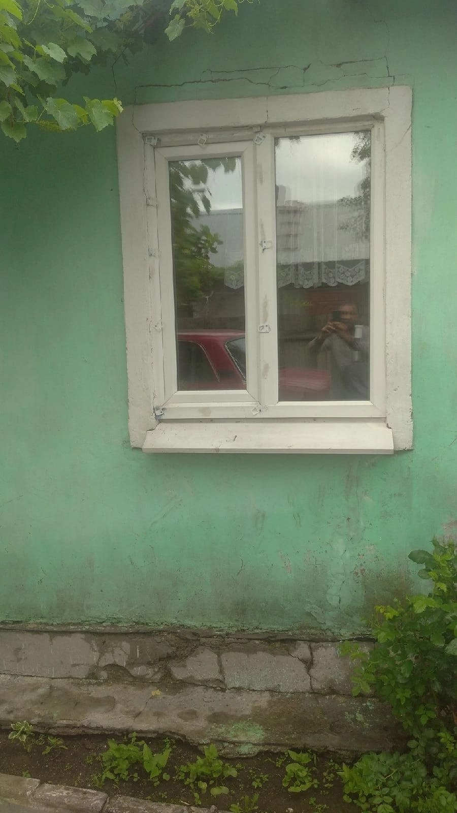 Продам от хозяина кв на земле 3 комнаты все коммуникации. В доме центр города ленинский район заходи и живи цена адекватное 3🍋+торг+794989550 92 или +79498358933 иван