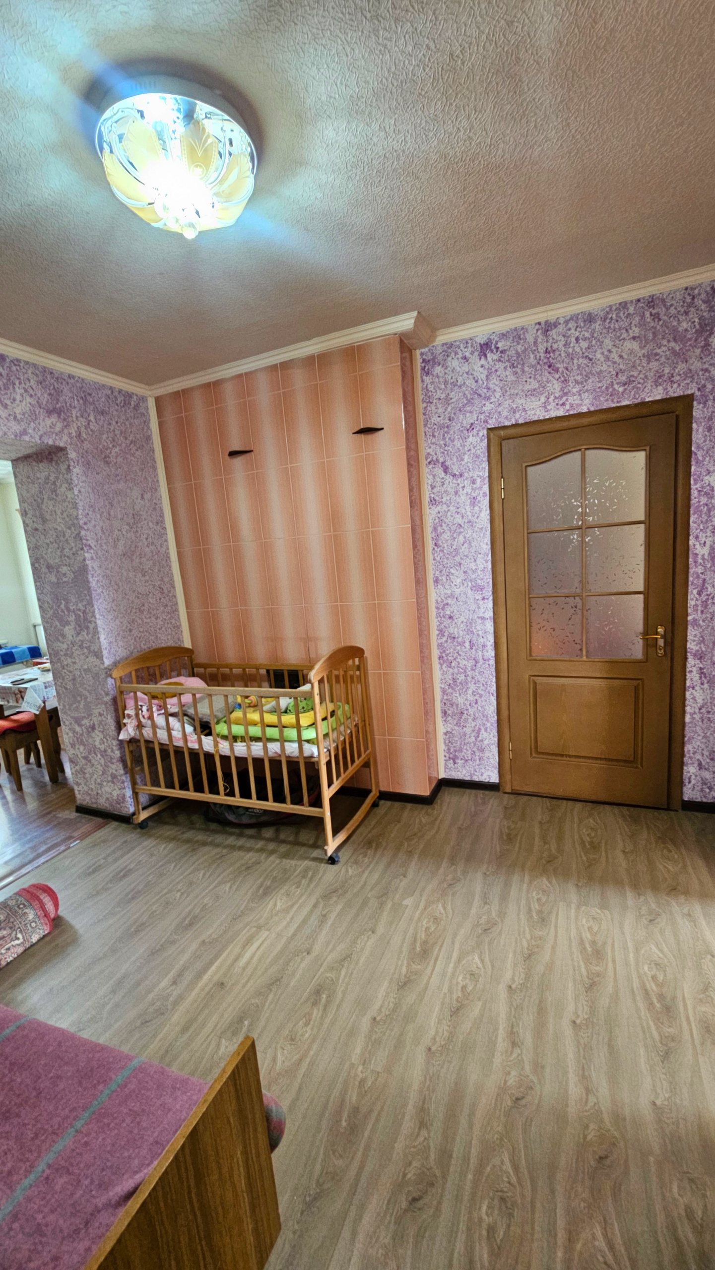 🏡Продаётся 1/2 часть дома в Свердловске, ул. Украинская, р-н Автовокзала — отличное расположение. 📐Площадь: =87 м2. Планировка: 2 спальни , зал , гостиная , просторная кухня , большой санузел . 🛠Газовое индивидуальное отопление. Есть скважина. Все окна металлопластиковые. Крышу меняли. На полу — ламинат и лин...