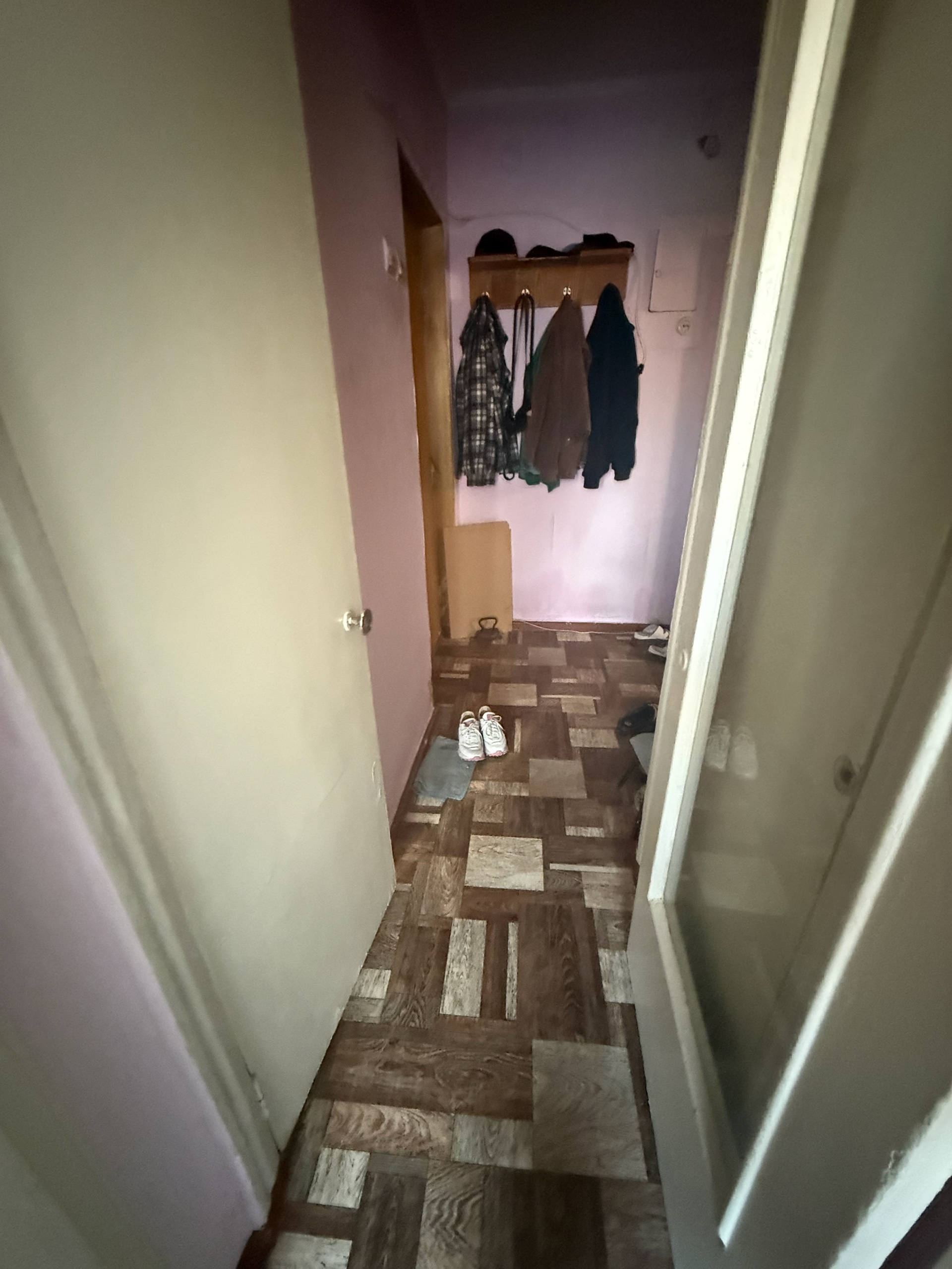 Луганск, продам 1 кк на кв. Комарова (Жовтневый район ) 4/5, площадью 38,6 м². Квартира требует ремонта. Крыша не течет, санузел совместный. Рядом вся инфраструктура: парк, школа, д.сад, транспорт ,университет им. Даля, супермаркеты, аптеки ! Цена:3300000₽ Тел+79595119081 Генгриетта...