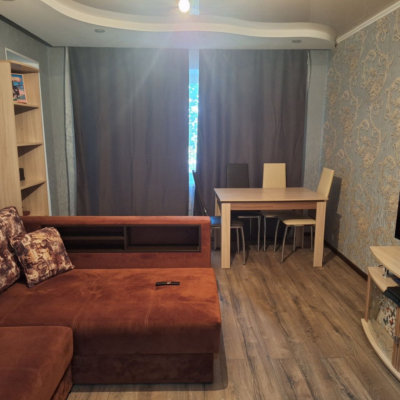Продам 3-х комнатную квартиру на кв. Дзержинского 1/9 эт. общ. 73 кв. м. Квартира после капитального ремонта, на полах стяжка по всей квартире, уложен ламинат и керамогранит, м/п окна, бойлер потолки натяжные, новые отопительные радиаторы,на кухне тёплый пол, новая электропроводка, два балкона. С мебелью и те...