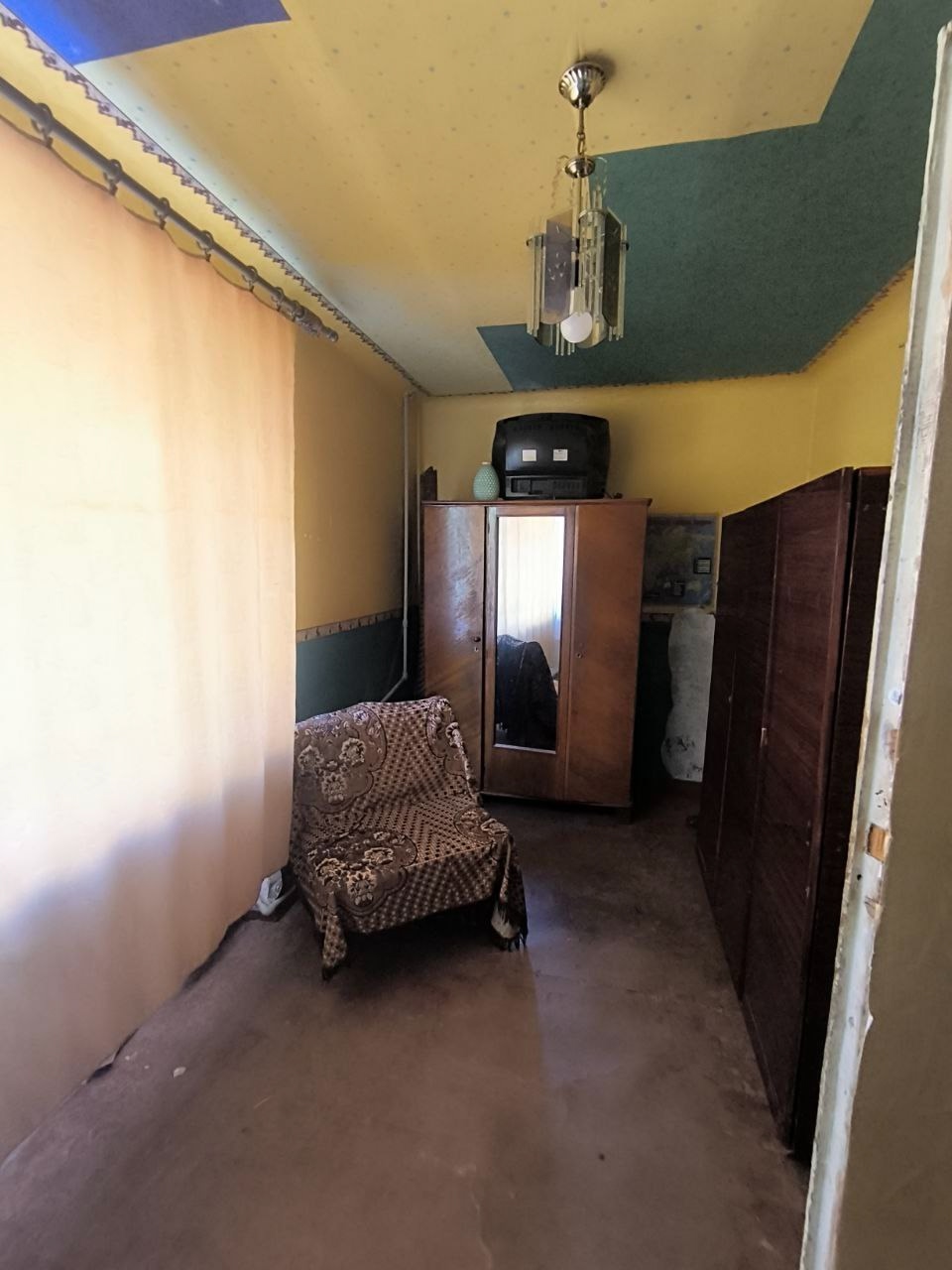 Продам 2-комн. квартиру на кв. ГБК! 1/5 этаж. 45/27/6 м². Кирпичный дом, цоколь высокий. Квартира угловая, железная входная дверь, комнаты проходные, окна м/п, газовая колонка, с/у совмещён. Требует ремонта. Тихий двор. В пешей доступности школа, садик, парк, супермаркеты, остановки общественного транспорта. ...
