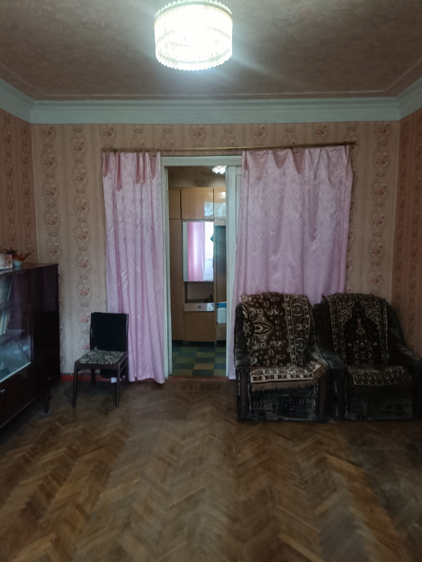 Объект 905 Продаётся 2-х к. "Сталинка" в г. Алчевске р-н Налоговой по пр. Ленина 3/5 эт.дома ОП - 54 кв, кухня - 7,7 кв. Окна - МП В квартире 2 балкона. Газовая колонка. Цена - 2.400.000₽. ЗВОНИТЕ: +7 959 131 77 52 +7 959 020 15 93 ...