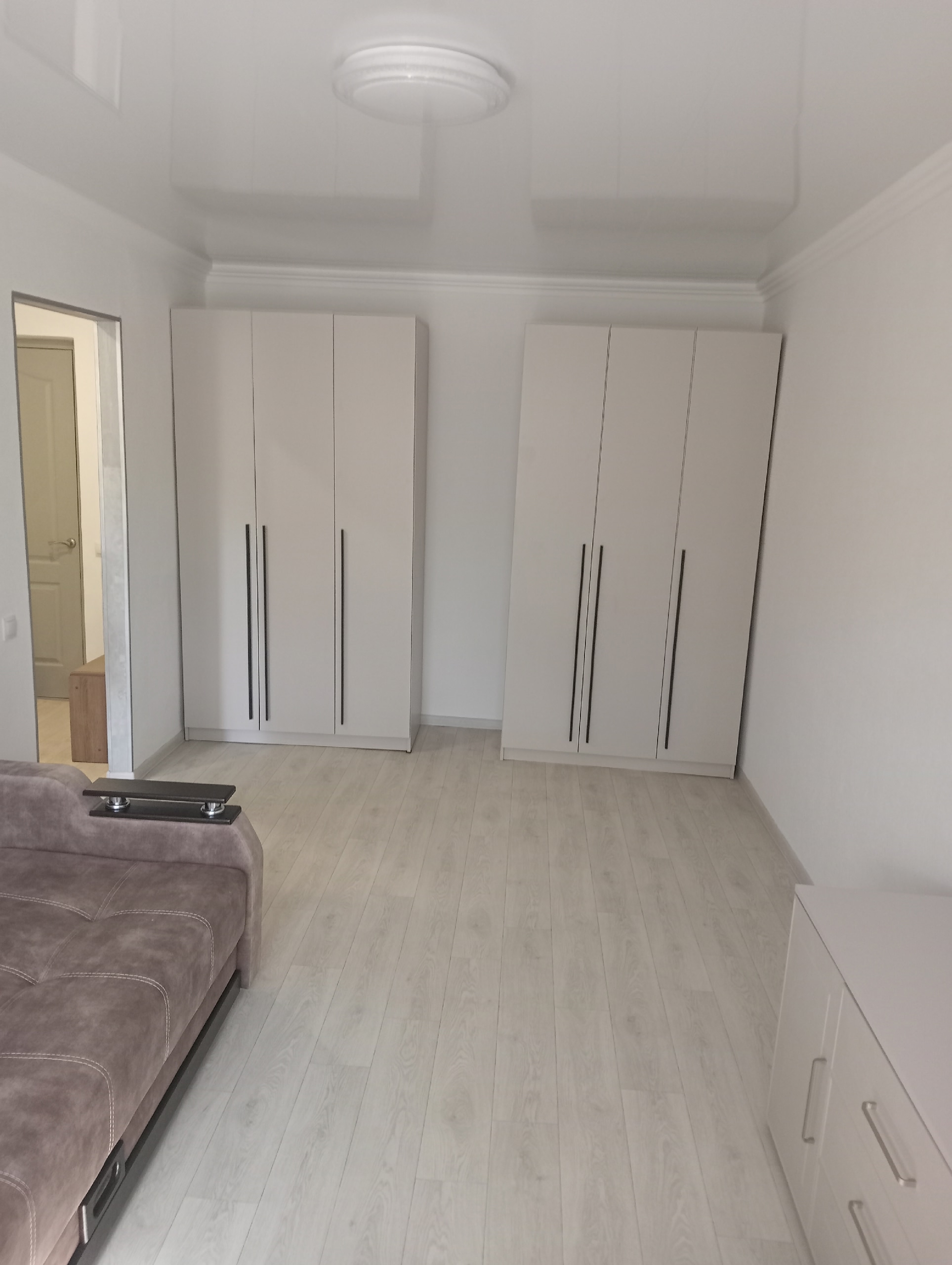 Продам 1кк, площадь 31кв.м, Ленинский район,городок Щорса,в квартире сделан качественный ремонт,окна МП, балкон застеклён ,2эт/5,рядом школа и детский сад, удобная транспортная развязка, магазин и рынок! документы РФ. Цена 4 300 000р Тел.+79591583248...
