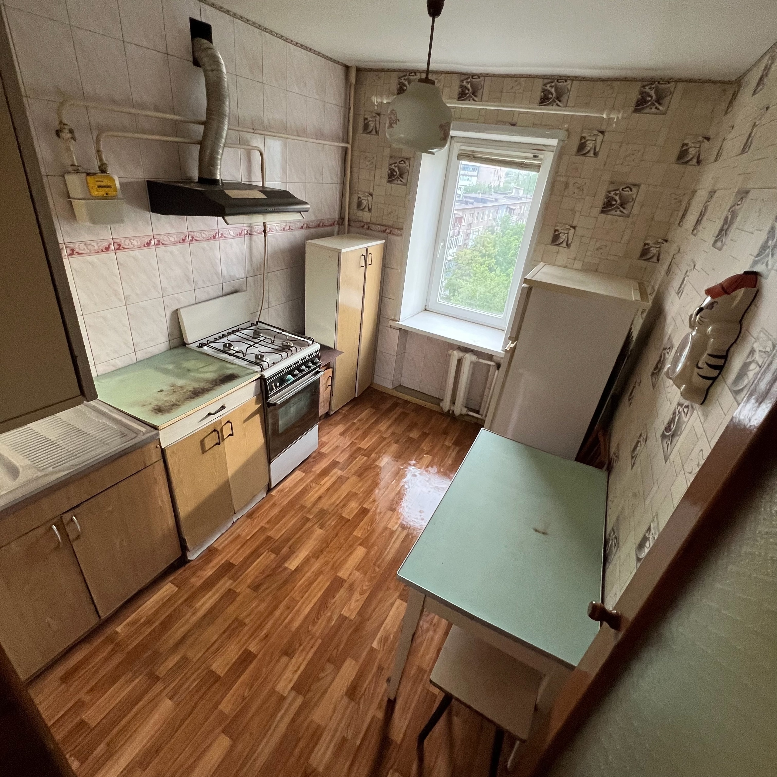 г. Алчевск Продаётся 3-х комнатная квартира по улице Гмыри, район (6 школы). 7-й этаж/9-ти этажного дома, лифт работает. Общая площадь 66,4 кв.м., кухня 7,4 кв.м. МП окна, 2 балкона МП остеклены (деревом), комнаты не проходные, 2 кладовые, холодильник, стиральная машинка автомат, кухня, прихожая, шкаф. Отопле...