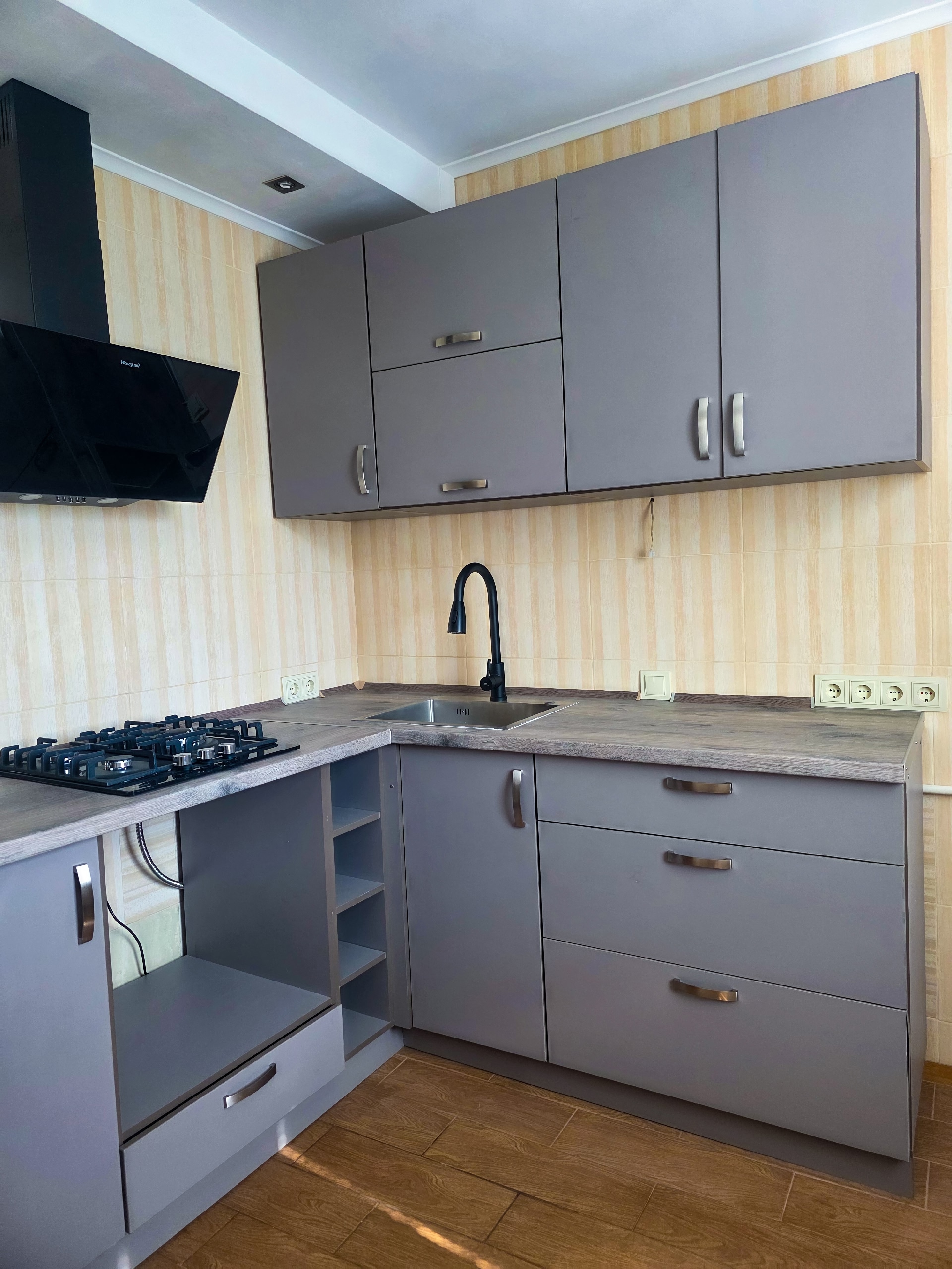 🏡 Продаётся уютная двухкомнатная квартира в Луганске! Площадь: 54 квадратных метра . Этаж: 8 из 9 Адрес: 1-й микрорайон, дом 1. 💫О квартире - Кухня: 7,1 квадратных метра — удобно организованное пространство для приготовления пищи. - Окна: от компании Salamander (Германия) — отличная теплоизоляция. - Рама: от...